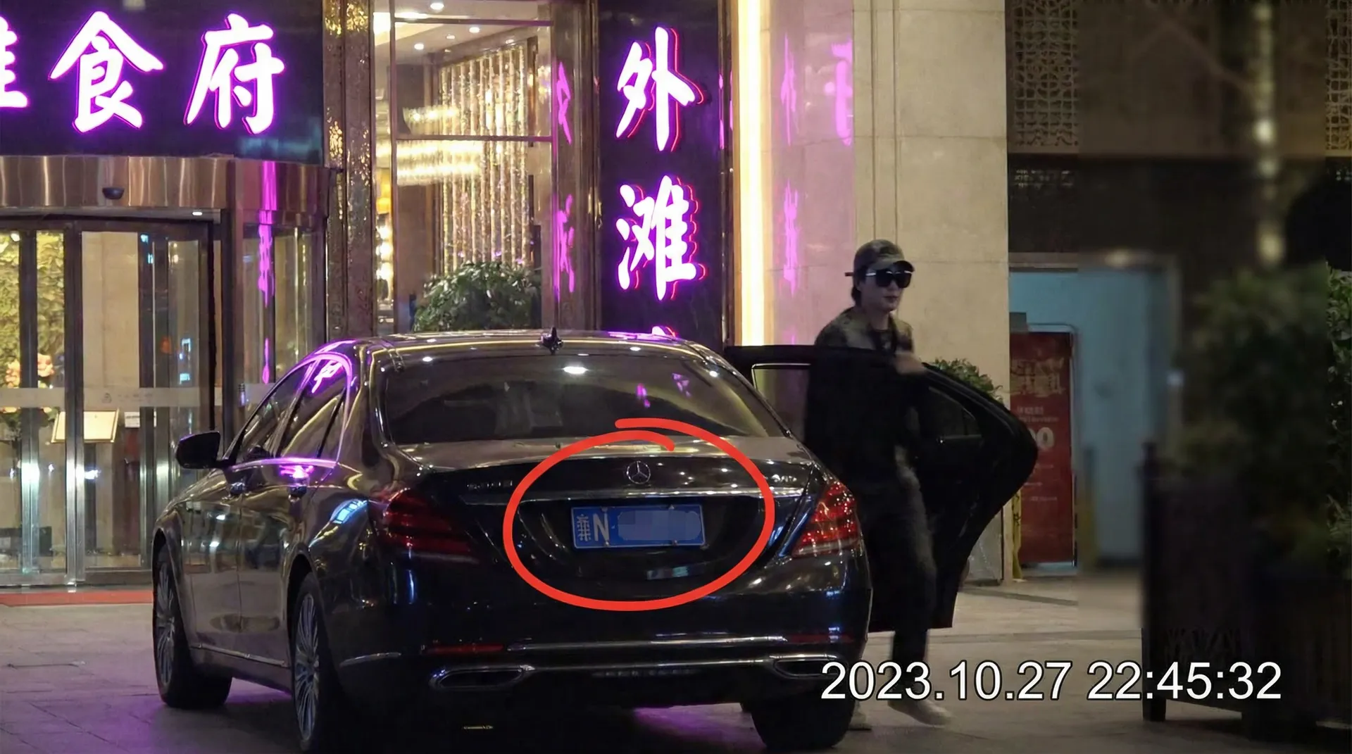 火狐体育官网 - 豪车餐厅外偷拍